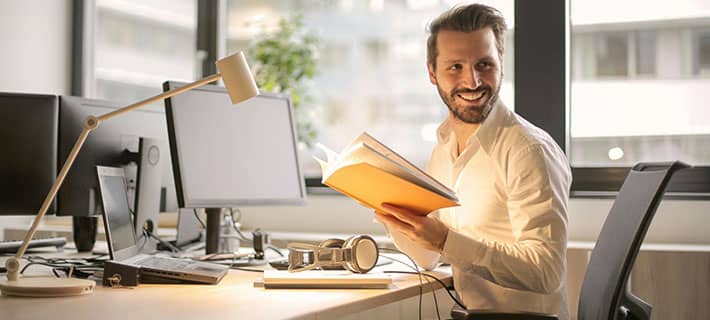 photo d'un salarié content