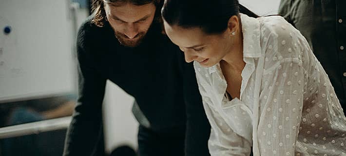 photo d'un courtier et d'une cliente