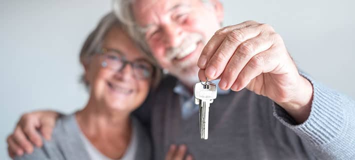 Couple senior faisant l'acquisition d'une maison
