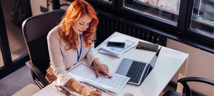 Photo de femme regardant les coûts