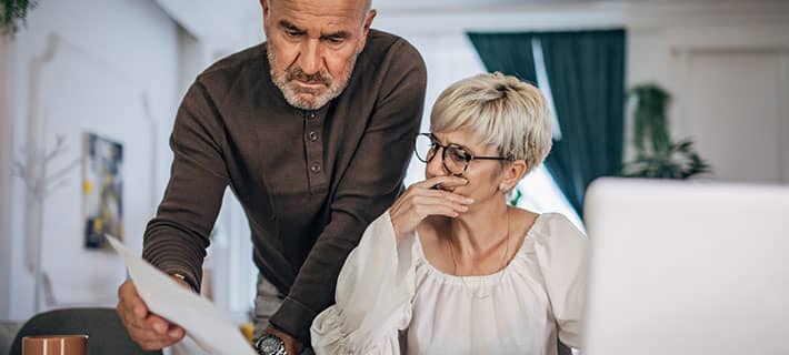 Photo de personnes concentrés sur les coûts